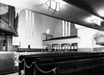Zicht vanonder de galerij, met "technische doelmatige" verlichting
<br/>
Arsath Ro'is, Beeldbank Stadsarchief, 1978